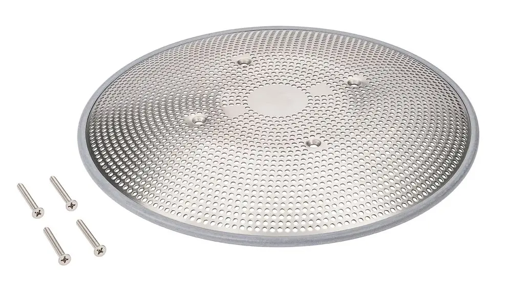 Edelstahlplatte mit perforierter Oberfläche und mehreren Befestigungslöchern, begleitet von vier Schrauben. Verwendung in Verbindung mit einem Produkt von Grünbeck.